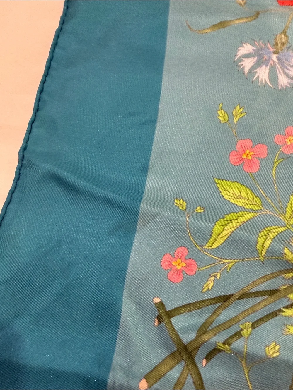 Authentic Gucci Printed silk twill carré Bright Turquoise Silk Floral Scarf